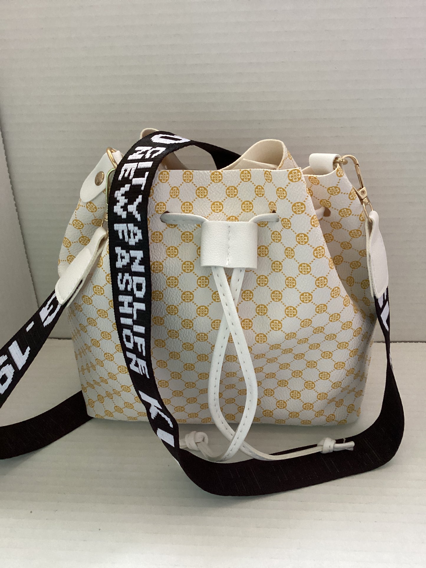 White/yellow bag